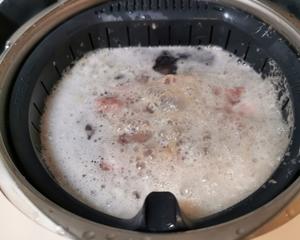 一锅三菜-萝卜排骨汤+培根蔬菜卷+水蒸蛋的做法 步骤1
