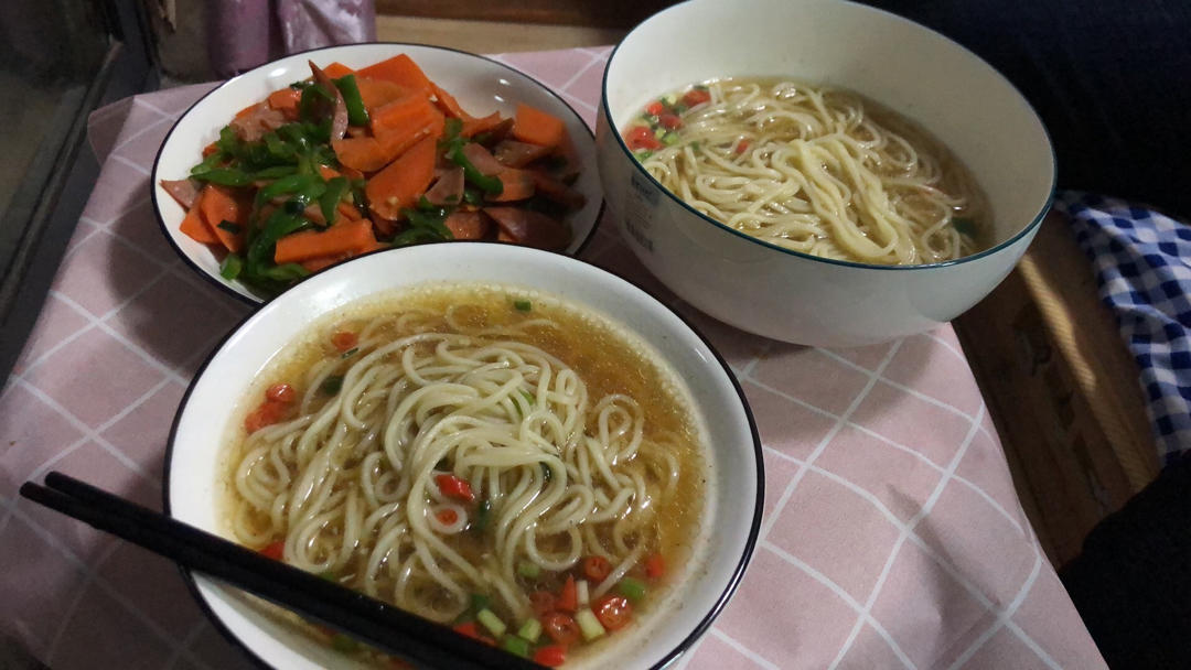 一碗清汤面 🍜 —— 秋日里的治愈系