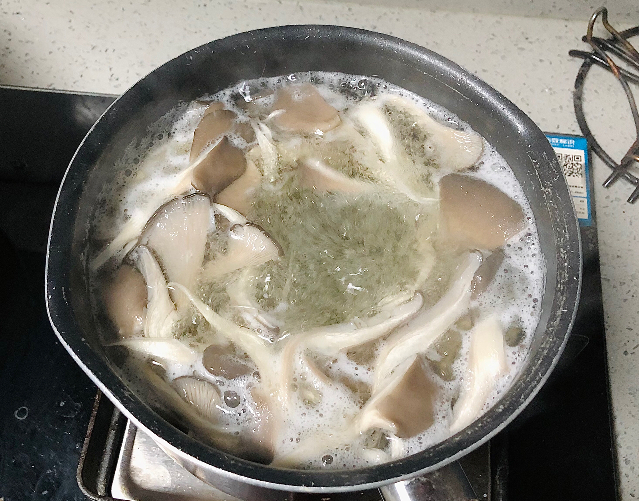 家常版蘑菇炒肉片❗️鲜嫩可口的做法 步骤1