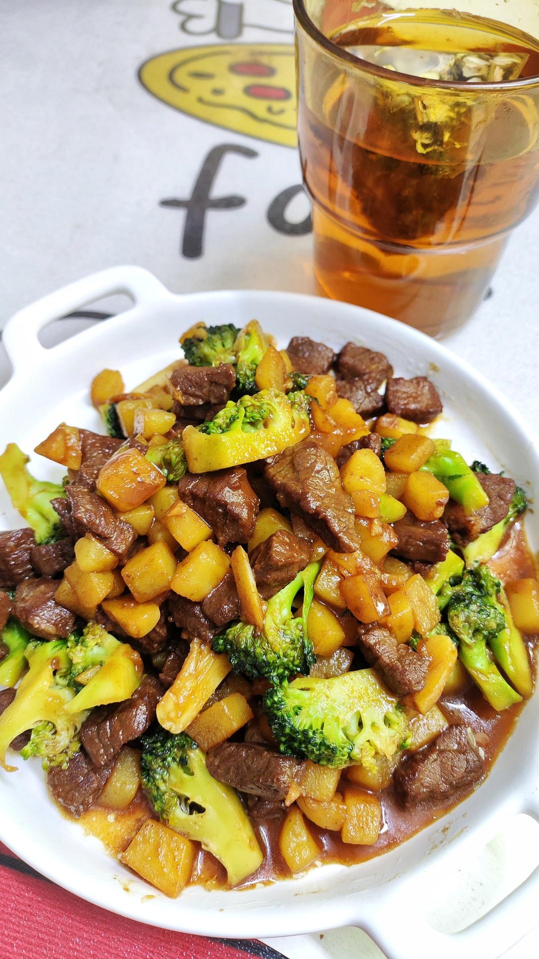土豆燉牛肉之饭扫光，这样做也太香了吧，还没出锅已是浓香四溢了