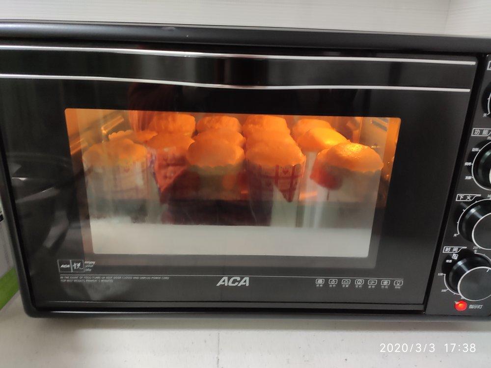 淡奶油海绵纸杯蛋糕