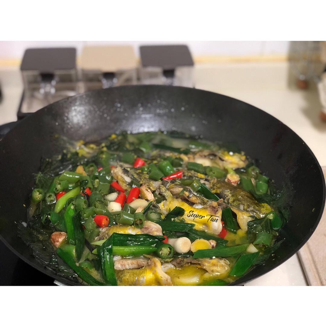 青椒紫苏黄骨鱼汤