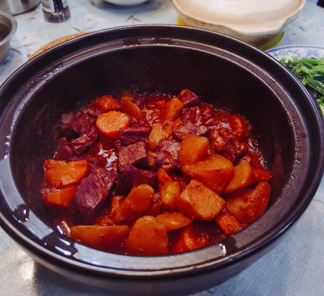 软烂入味的红酒烩牛腩