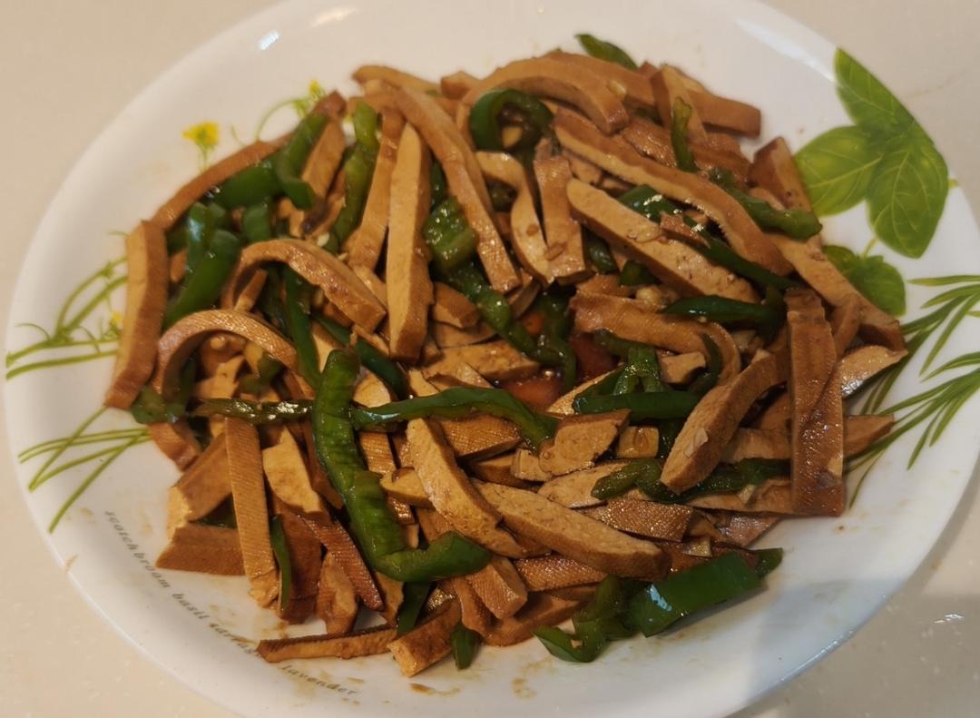 青椒炒豆干～这道菜，吃过的人100%都喜欢