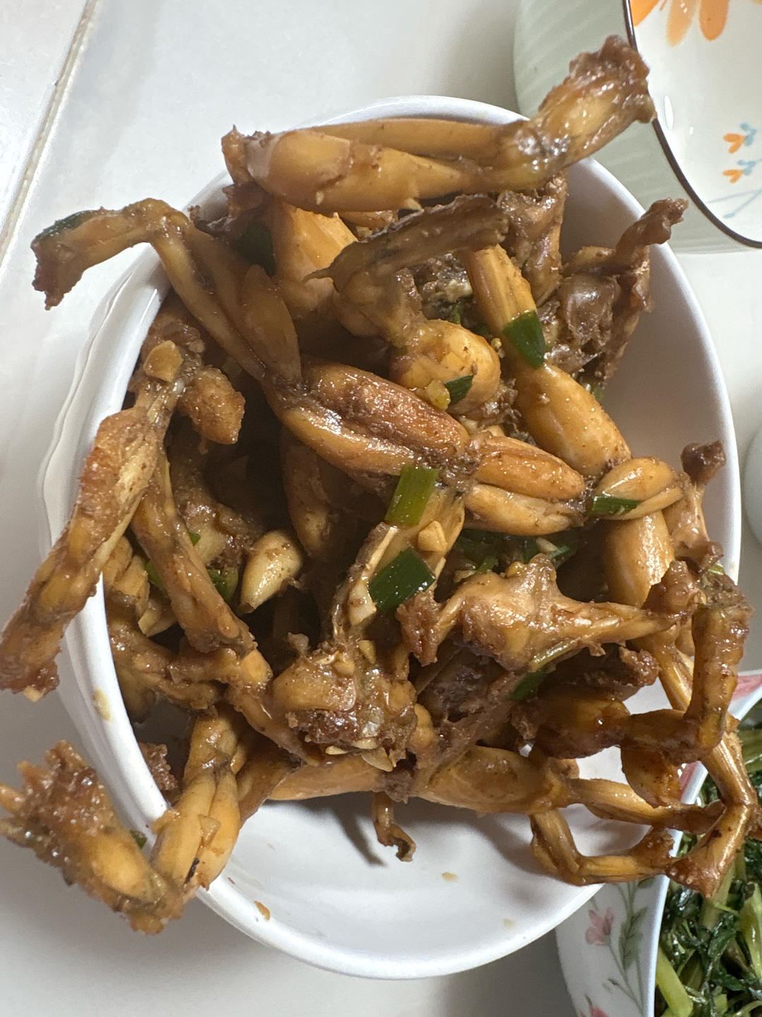 姜葱爆田鸡，肉质细嫩鲜美，胜似鸡肉