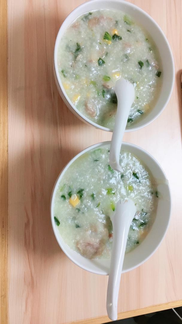 悠悠白兔做的青菜排骨玉米粥电饭煲简易版