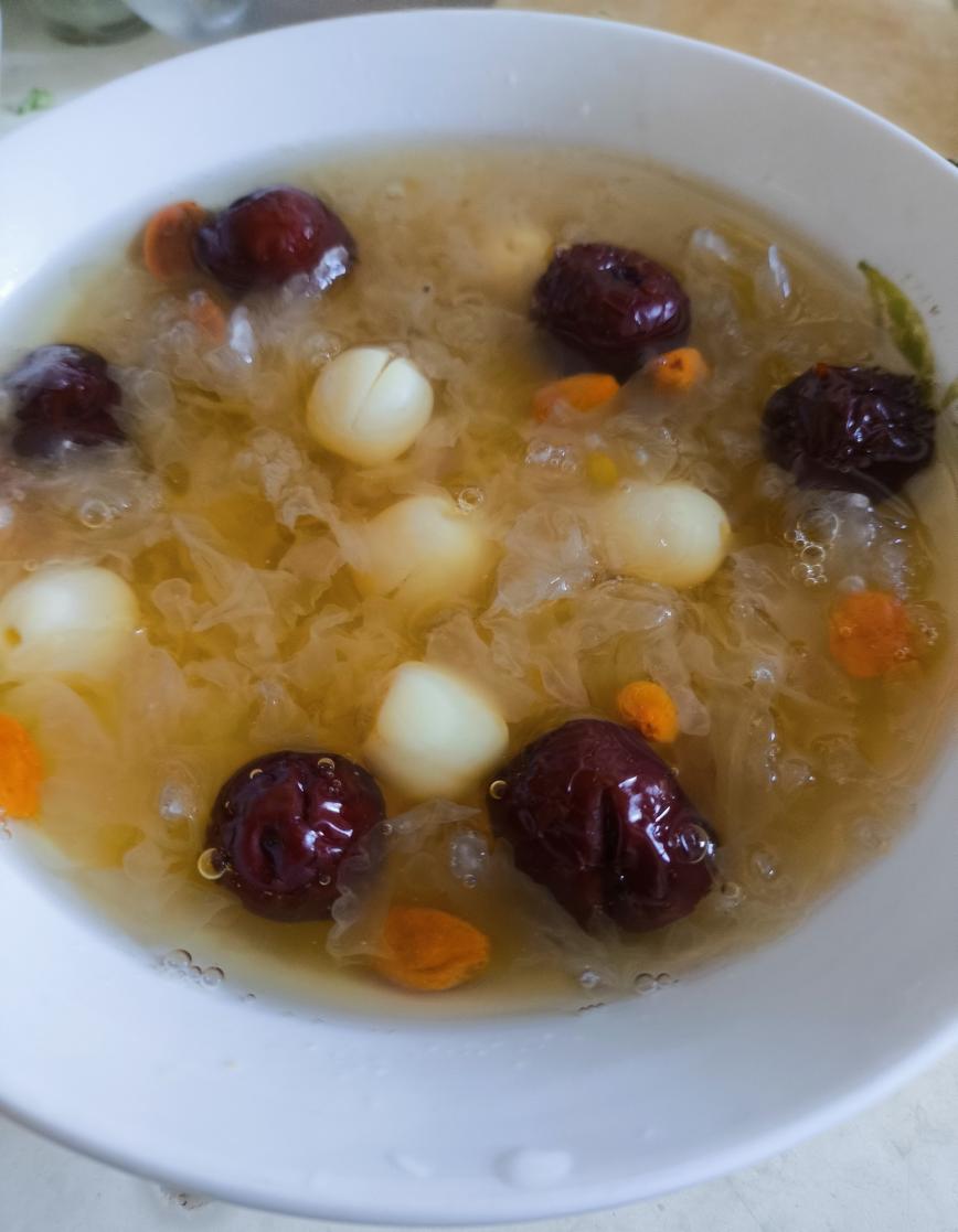 红枣银耳莲子羹(十分钟快速出胶)