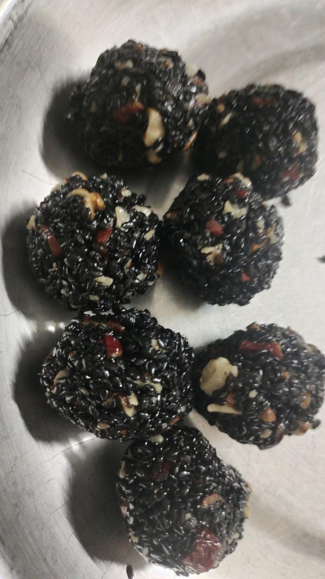 轻松上手香脆醇厚的黑芝麻丸