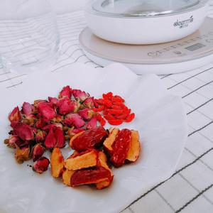 玫瑰花枸杞红枣茶的做法 步骤1