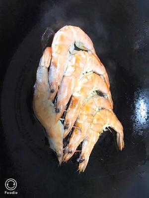 超简单的蒜茸焖大虾的做法 步骤1