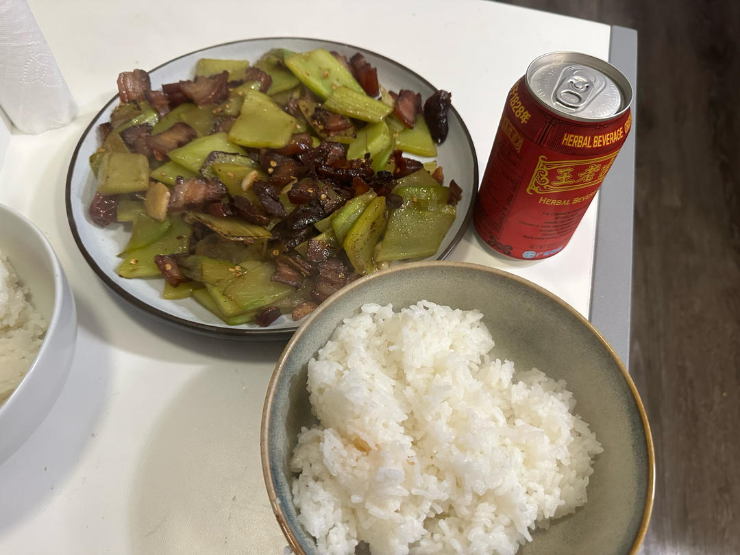 莴笋炒腊肉香味浓郁、肥而不腻、开胃又下饭