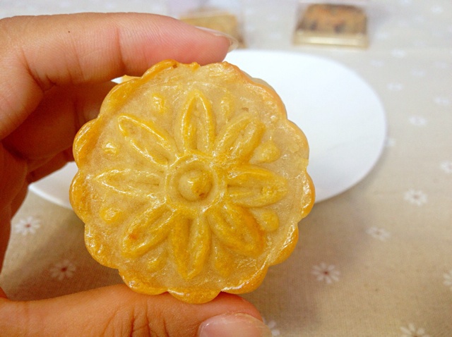 广式蛋黄莲蓉月饼