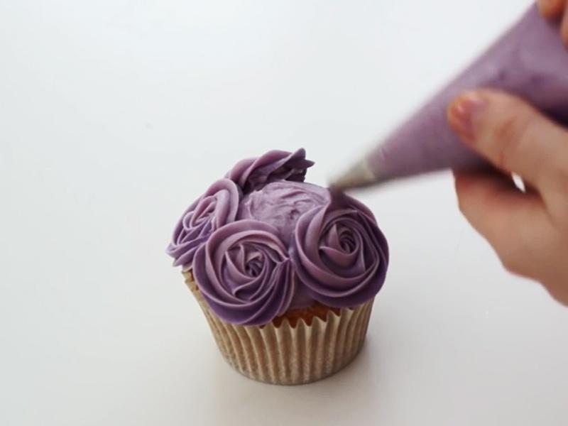 超简单方法制作别样cupcake的小玫瑰花的做法 步骤6