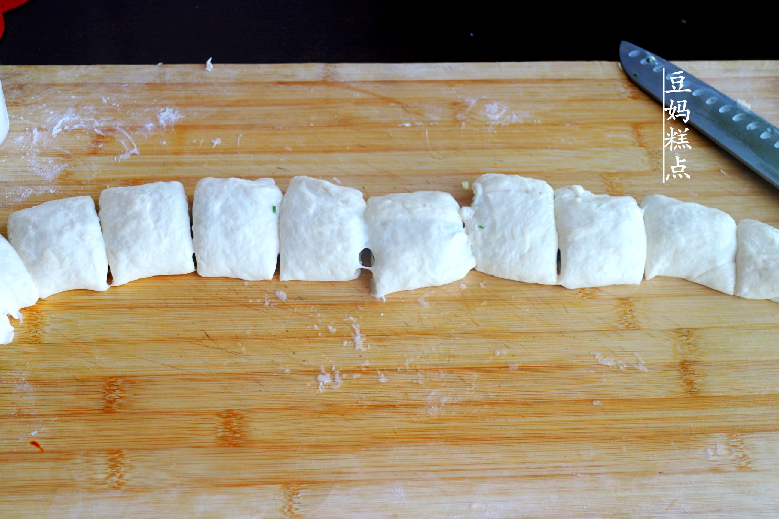 懒人葱花饼，跟面包一样软，太香了的做法 步骤12