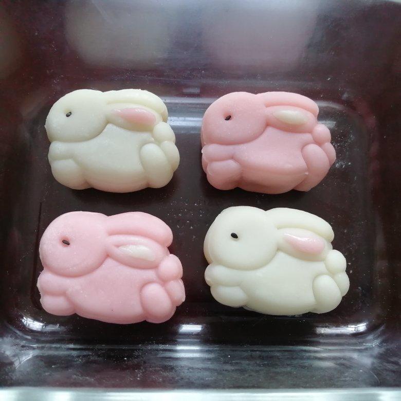 绿豆沙蛋黄冰皮月饼