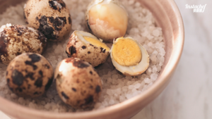 盐焗鹌鹑蛋&脆香烧烤蛋[快厨房]的做法 步骤7