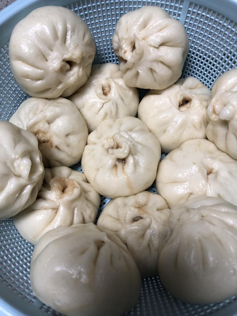 松软多汁的肉包子