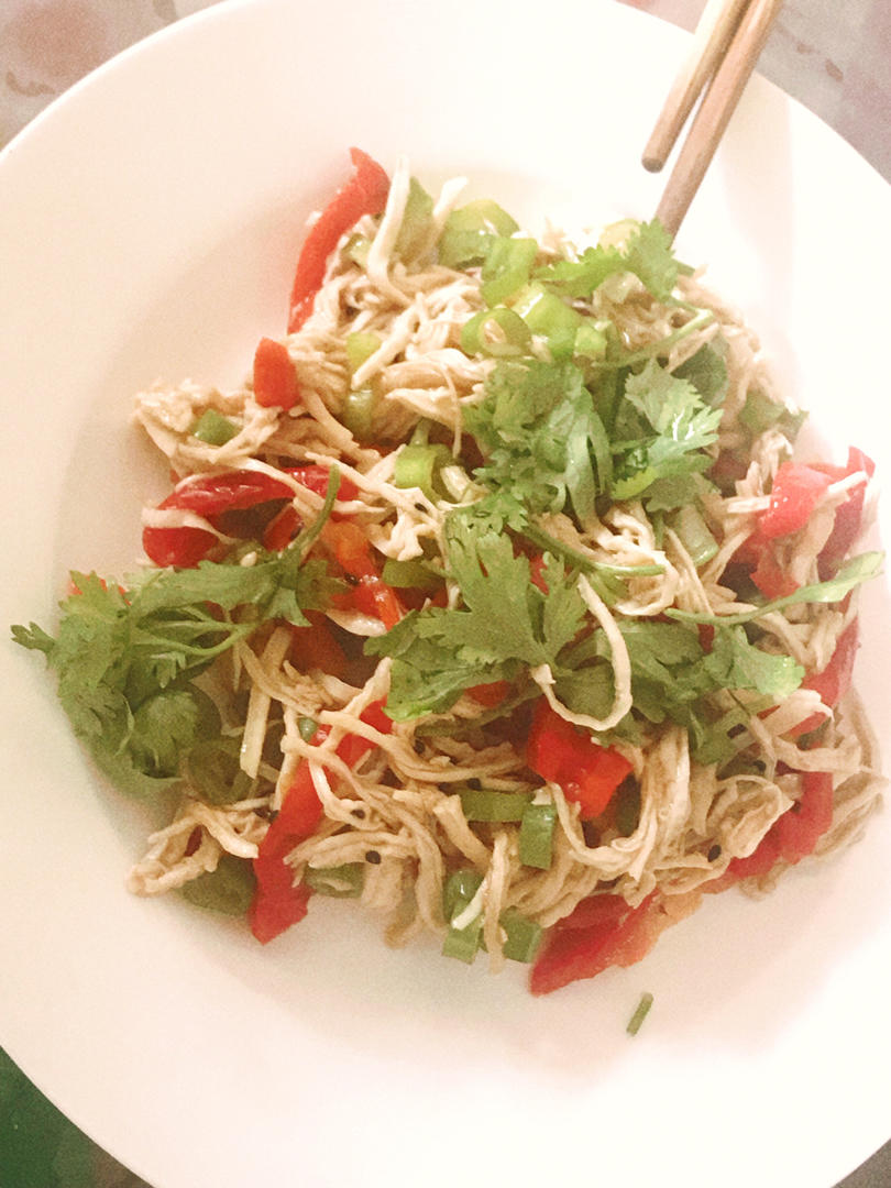 凉拌鸡丝（爽口低脂鸡胸肉）