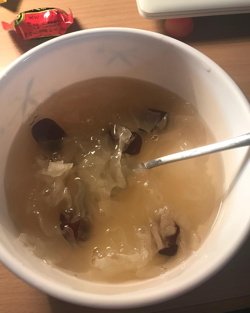 冰糖银耳红枣汤