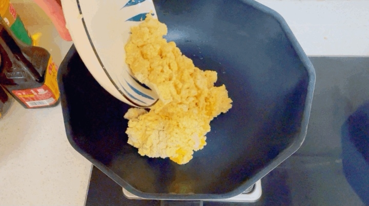 减脂餐——鲜到飞起的豆腐无米蛋炒饭的做法 步骤5