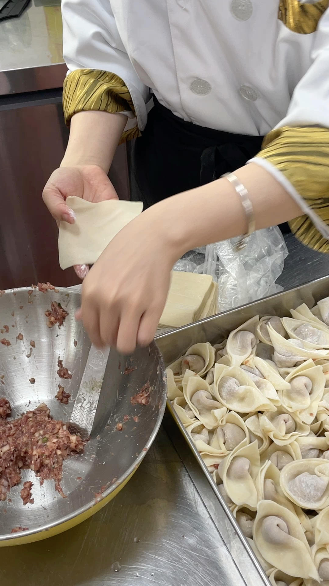 四川抄手包制手法的做法