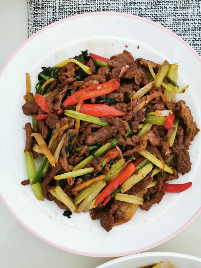 双椒芹菜牛肉丝