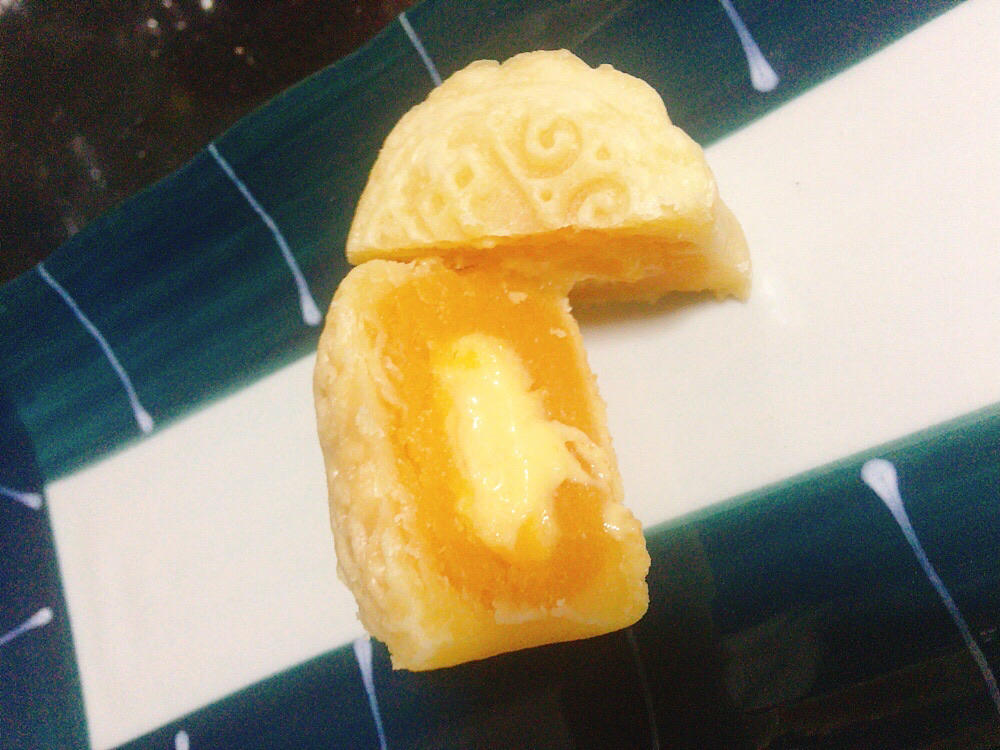 💃奶黄流心月饼——这是可以让你坐稳朋友圈厨霸位置的月饼🥮，没人点赞算我输👎