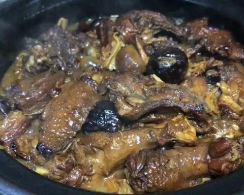 香菇腐竹板栗煲土鸡