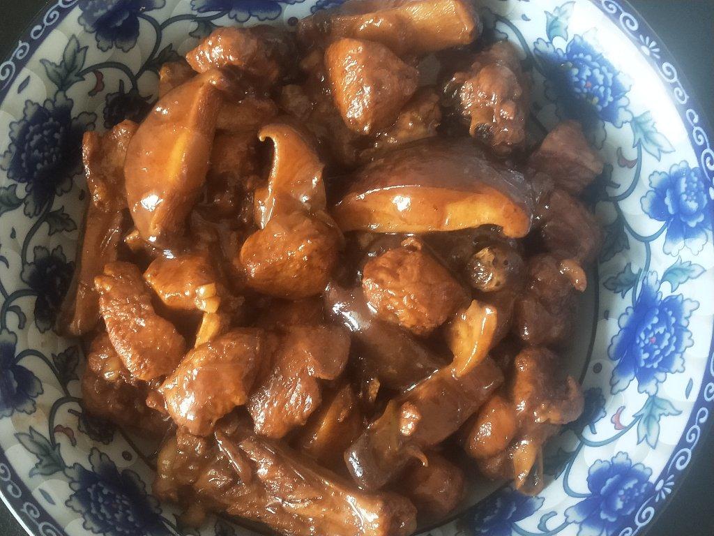 十几年不吃鸡肉的人吃了一盘子的小鸡炖香菇