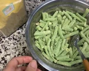 刷油减脂蒸豆角两个小技巧，让它黄金翠绿的做法 步骤4