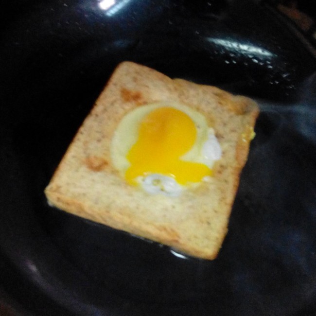 吐司煎蛋/Egg in a basket