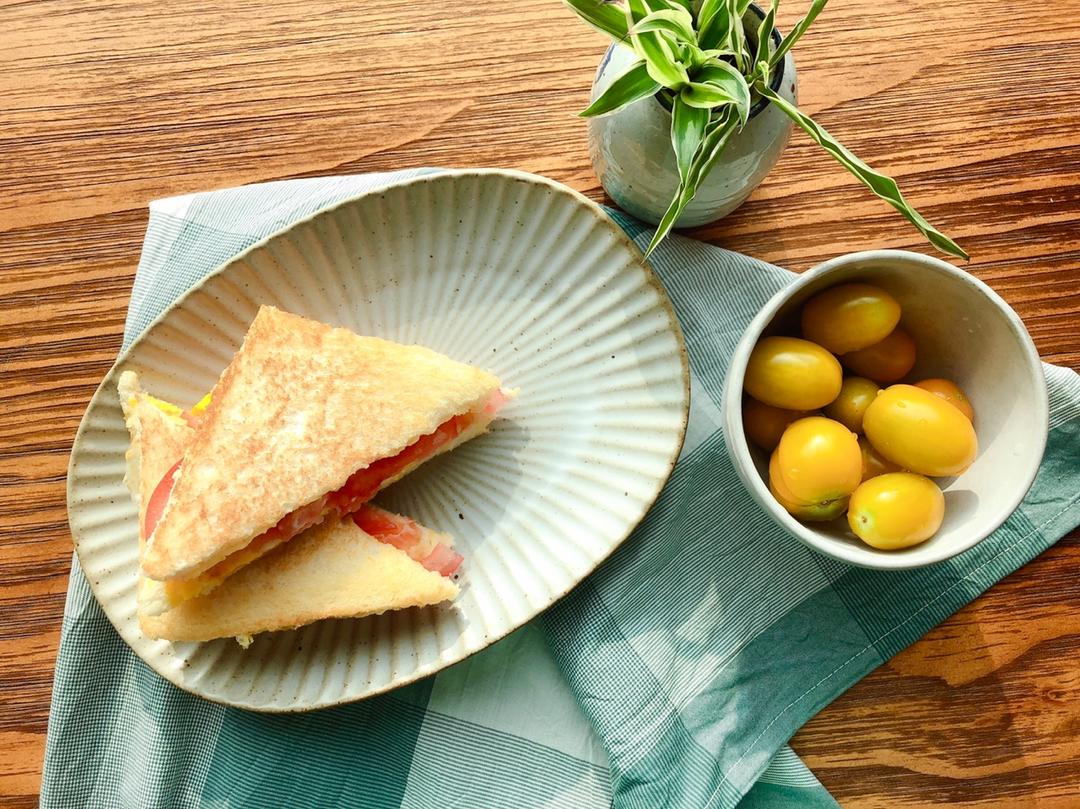 10分钟快手早餐！肉松番茄鸡蛋三明治