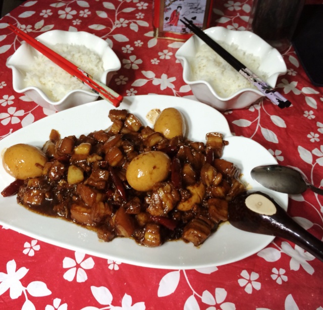 吃着碗里望着锅里的红烧肉