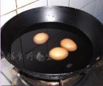 五味子煮鸡蛋的做法 步骤2