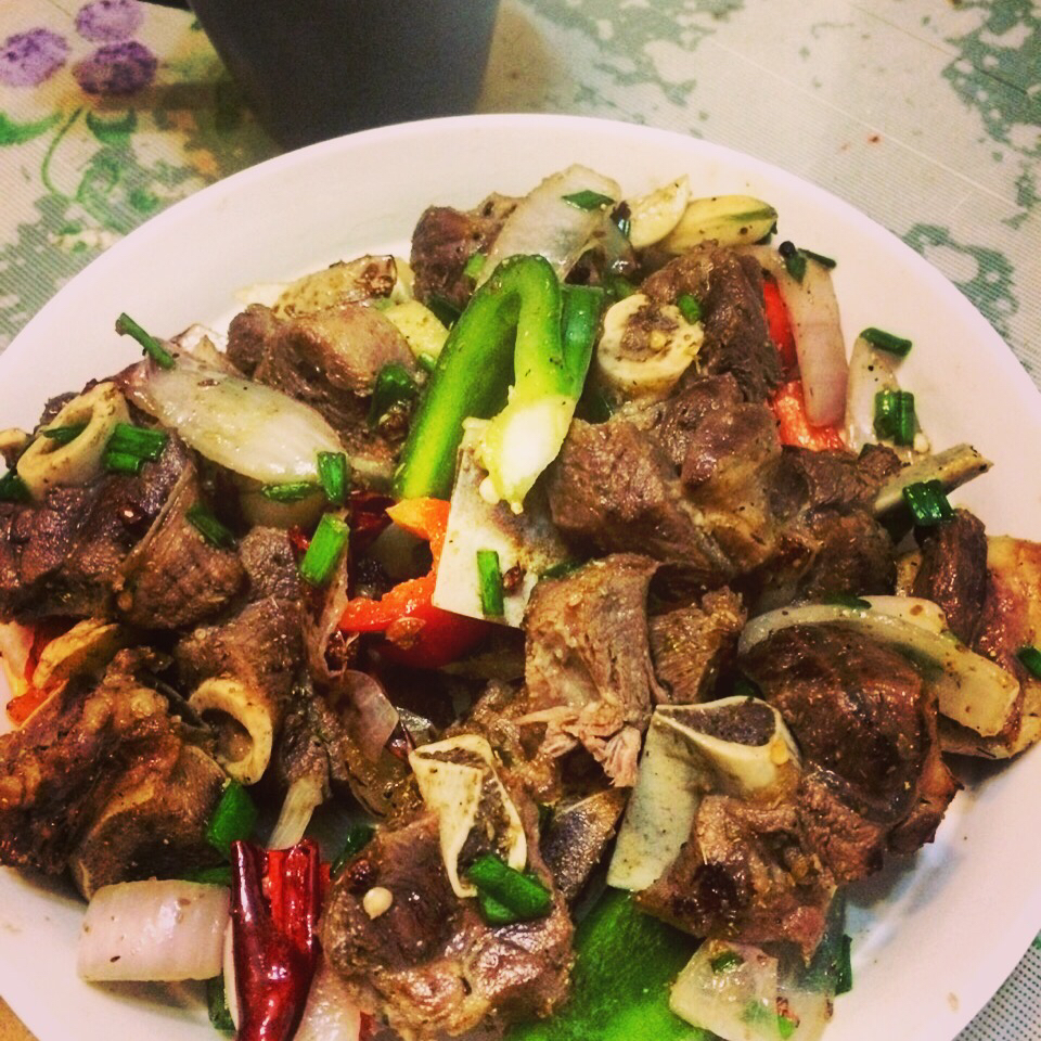 戴草帽的花椒做的手抓孜然羊排