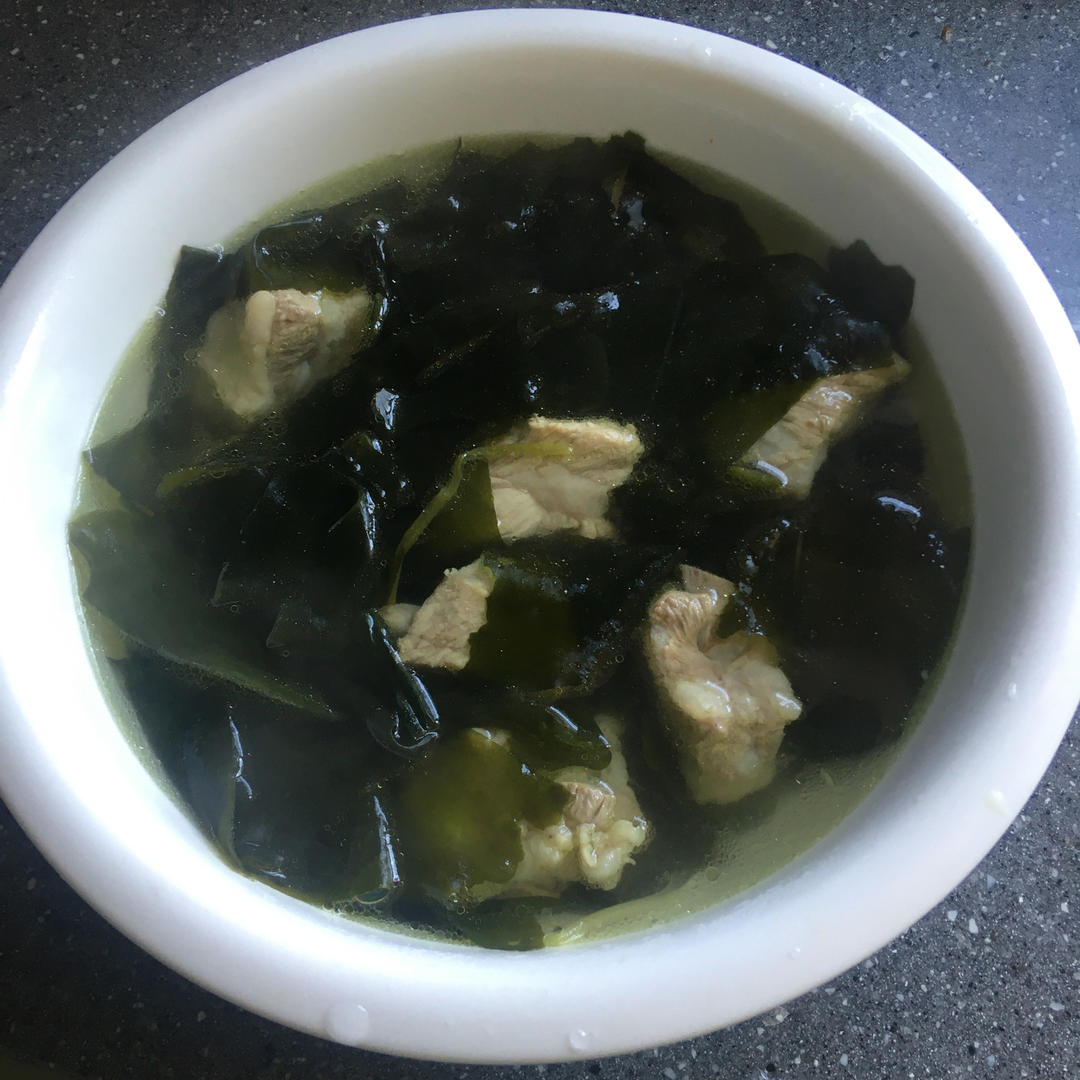 寒欣 做的懒人版裙带菜排骨汤