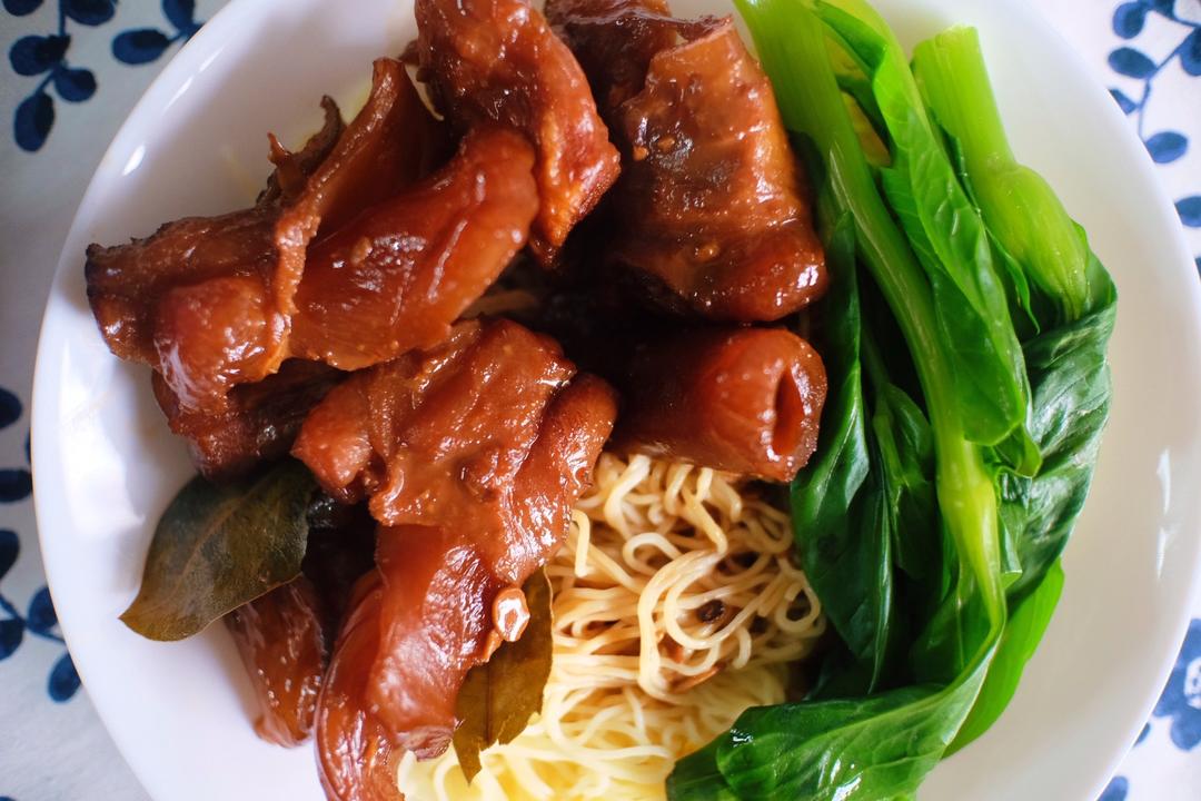 电饭锅焖牛蹄筋捞面（最好买港式生面😍）的做法