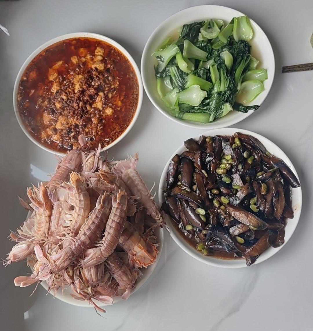 把梦想 化成了灶台上的一天又一天。