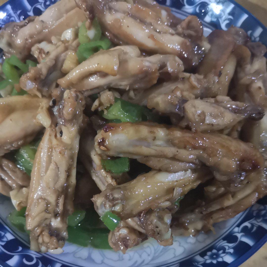 外焦里嫩的蒜香鸡翅