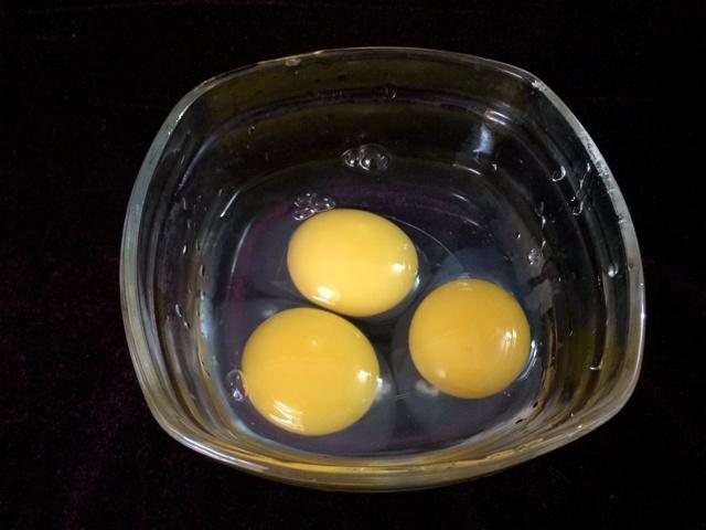 萝卜干煎咸水鸭蛋的做法 步骤2