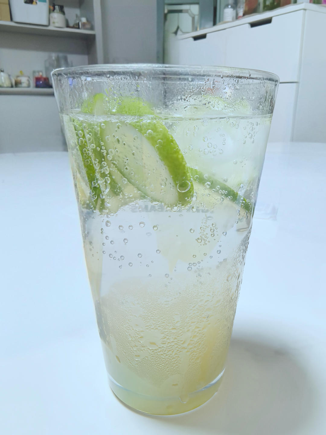 酸甜清爽解腻！蜂蜜青柠气泡水，太适合夏天啦