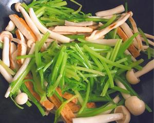 芹菜海鲜菇炒豆干的做法 步骤5