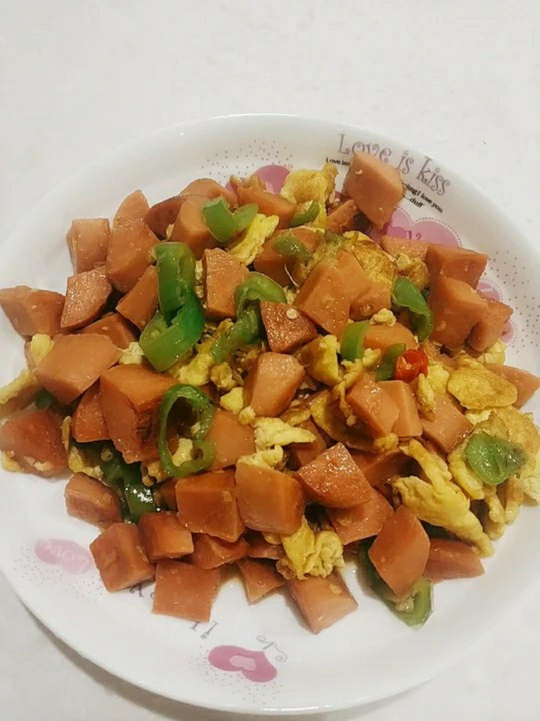超级好吃易做的火腿肠青椒炒鸡蛋