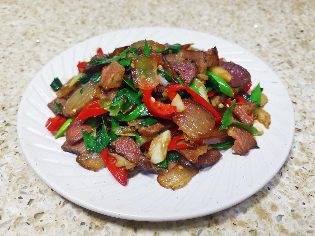 就是我撒做的腊肉三炒之大蒜叶炒腊肉