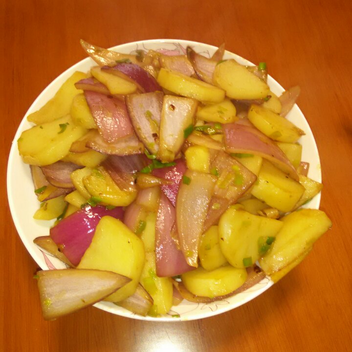 lily厨艺渣做的洋葱炒土豆