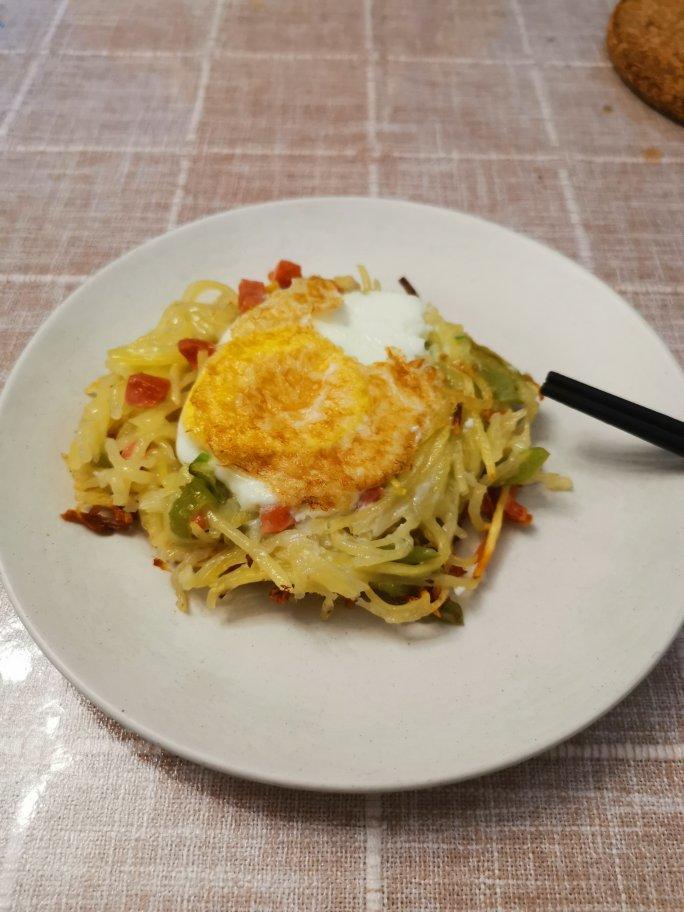 土豆丝鸟巢鸡蛋饼