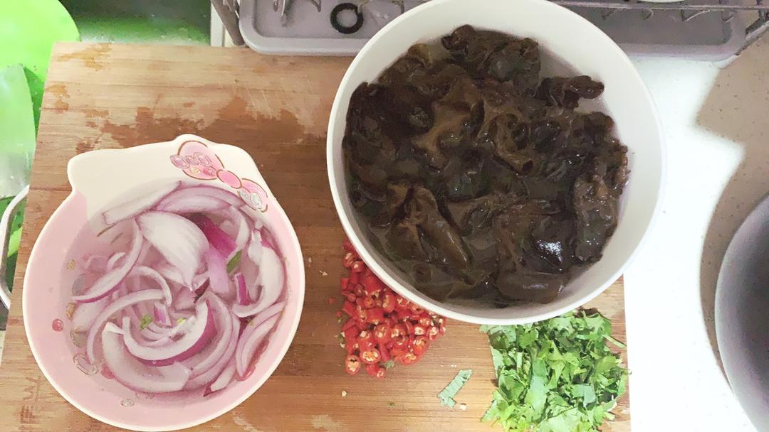 凉拌洋葱木耳–通血管开胃快手凉菜