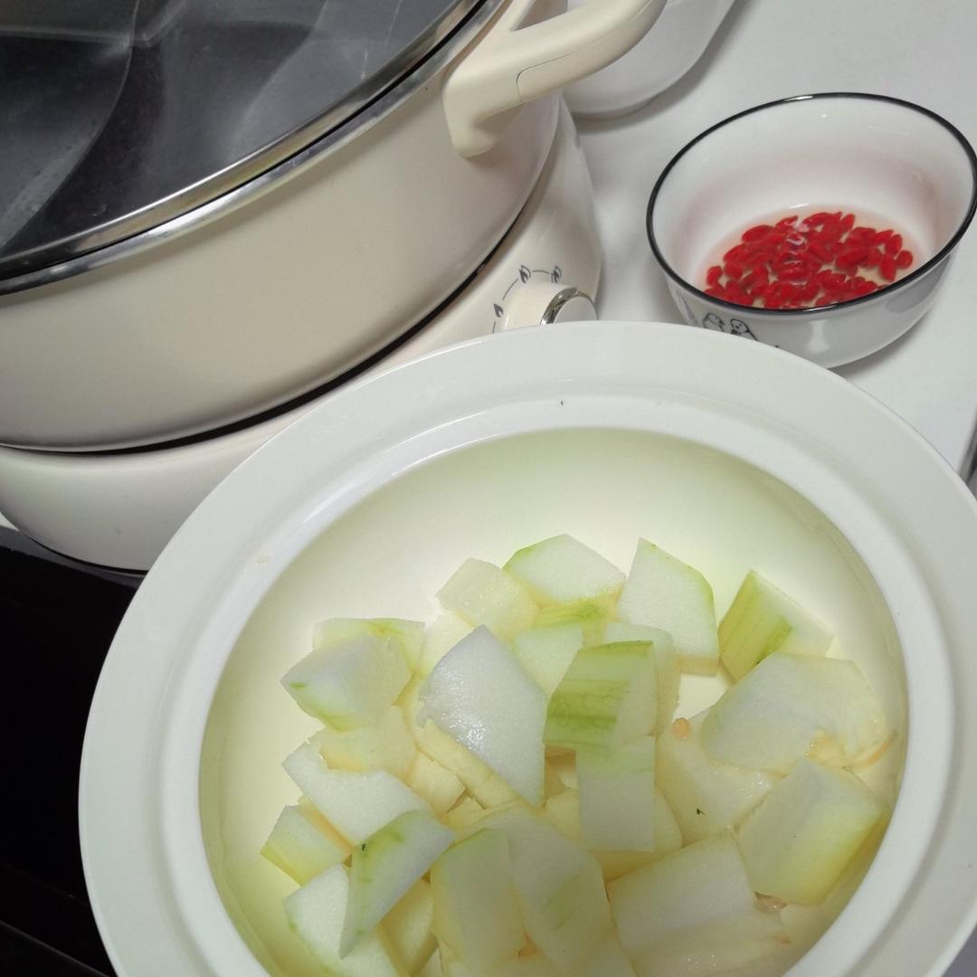 冬瓜排骨汤，清甜又解暑，我家人都爱喝！