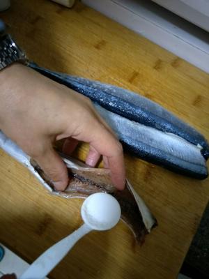 快手盐煎秋刀鱼的做法 步骤2
