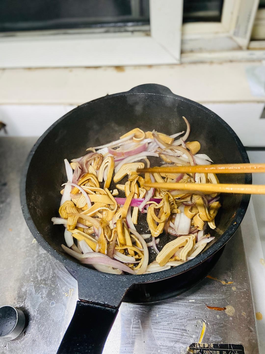 快手减脂餐豆皮炒豆苗的做法 步骤8